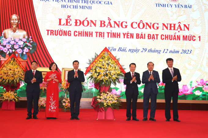 Lãnh đạo tỉnh Yên Bái tặng hoa chúc mừng nhà trường. Ảnh: Việt Dũng - TTXVN Đồng chí Nguyễn Xuân Thắng trao bằng công nhận Trường Chính trị tỉnh Yên Bái đạt chuẩn mức 1 ảnh 3