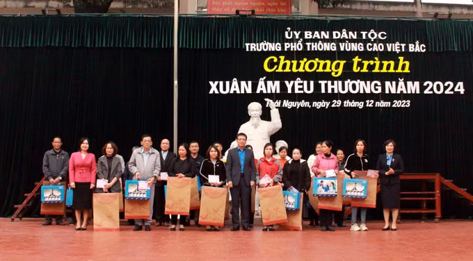 Thái Nguyên: Tết sớm với nhà giáo, học sinh vùng cao ảnh 3