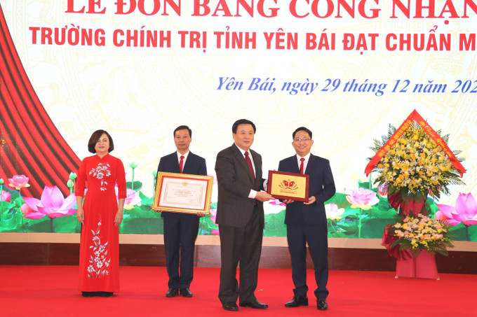 Đồng chí Nguyễn Xuân Thắng trao biểu trưng Trường Chính trị tỉnh Yên Bái đạt chuẩn mức 1 cho lãnh đạo nhà trường. Ảnh: Việt Dũng – TTXVN Đồng chí Nguyễn Xuân Thắng trao bằng công nhận Trường Chính trị tỉnh Yên Bái đạt chuẩn mức 1 ảnh 1
