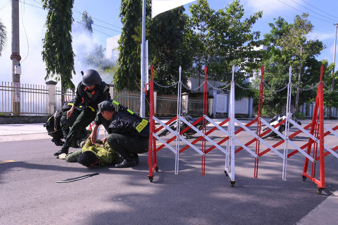 Phối hợp ngăn chặn, tiêu diệt các phần tử phản động, khủng bố. Ảnh: TTXVN phát Diễn tập, nâng cao khả năng xử lý tình huống bất ngờ ở khu vực rừng núi, vùng sâu, vùng xa ảnh 2