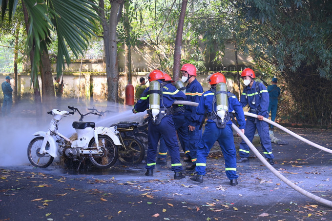Xử lý tình huống phối hợp cấp cứu các lực lượng bị thương và chữa cháy trụ sở UBND xã. Ảnh: TTXVN phát Diễn tập, nâng cao khả năng xử lý tình huống bất ngờ ở khu vực rừng núi, vùng sâu, vùng xa ảnh 3