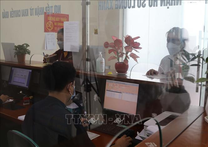 Hải quan cửa khẩu Tân Thanh kiểm tra dữ liệu khai báo trên phần mềm Cửa khẩu số. Ảnh: Quang Duy - TTXVN Phát triển vùng Trung du và miền núi Bắc bộ: Hiện đại hóa xuất nhập khẩu qua nền tảng cửa khẩu số ảnh 5
