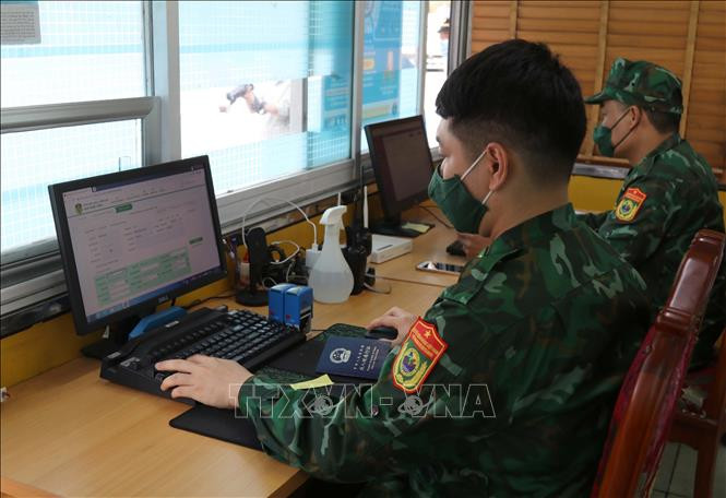Lực lượng Biên phòng CKQT Hữu Nghị kiểm soát người và phương tiện qua phần mềm trực tuyến. Ảnh: Quang Duy – TTXVN Phát triển vùng Trung du và miền núi Bắc bộ: Hiện đại hóa xuất nhập khẩu qua nền tảng cửa khẩu số ảnh 4