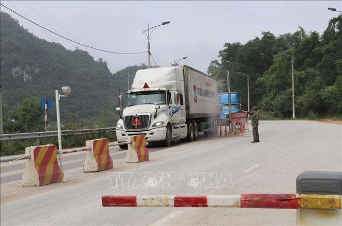 Hệ thống Camera giám sát phương tiện chở hàng hóa vào khu vực cửa khẩu Tân Thanh. Ảnh: Quang Duy – TTXVN Phát triển vùng Trung du và miền núi Bắc bộ: Hiện đại hóa xuất nhập khẩu qua nền tảng cửa khẩu số ảnh 2