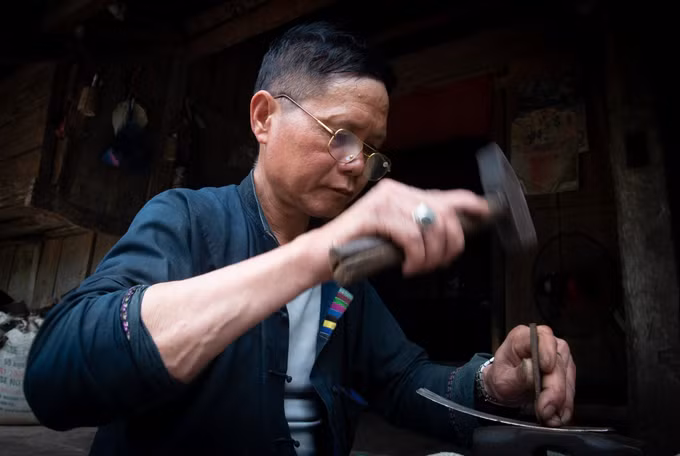 Độc đáo nghề chạm bạc dân tộc Nùng ở Hà Giang ảnh 2