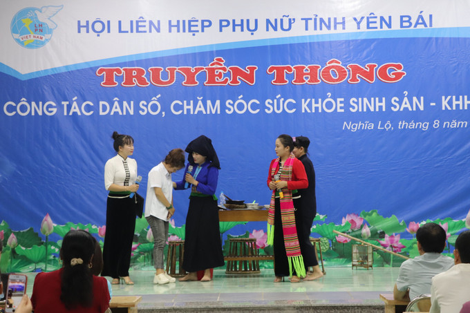 Một buổi tuyên truyền về công tác dân số, chăm sóc sức khỏe sinh sản - kế hoạch hóa gia đình tại thị xã Nghĩa Lộ (Yên Bái). Ảnh: Tiến Khánh Yên Bái đẩy lùi nạn tảo hôn và hôn nhân cận huyết ảnh 3