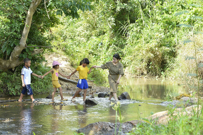 Những nỗ lực không biết mệt mỏi của cô Sa và đội ngũ giáo viên đang ngày đêm âm thầm “gieo” từng con chữ trên cổng trời Canh Liên. Ảnh: Minh Đức - TTXVN Cô giáo trẻ Nguyễn Thị Châu Sa với hành trình gieo chữ trên cổng trời Canh Liên (Bình Định) ảnh 9