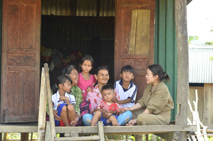 Cô giáo, đoàn viên Nguyễn Thị Châu Sa vận động các phụ huynh cho con đi học vì tất cả học sinh đều là dân tộc thiểu số Bana và có hoàn cảnh khó khăn. Ảnh: Minh Đức – TTXVN Cô giáo trẻ Nguyễn Thị Châu Sa với hành trình gieo chữ trên cổng trời Canh Liên (Bình Định) ảnh 4