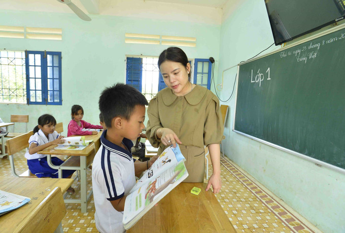 Không chỉ khó khăn về đời sống, để "gieo" được con chữ vào tâm trí của học sinh các dân tộc thiểu số ở Canh Liên cũng là chuyện hết sức khó khăn. Trong đó, bất đồng ngôn ngữ là trở ngại lớn nhất trong việc truyền đạt kiến thức của các thầy cô giáo ở đây. Ảnh: Minh Đức – TTXVN Cô giáo trẻ Nguyễn Thị Châu Sa với hành trình gieo chữ trên cổng trời Canh Liên (Bình Định) ảnh 5