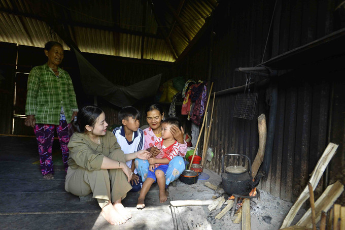 Cô giáo Nguyễn Thị Châu Sa đến tận nhà đồng bào các dân tộc thiểu số vận động cho các em đến trường. Ảnh: Minh Đức – TTXVN Cô giáo trẻ Nguyễn Thị Châu Sa với hành trình gieo chữ trên cổng trời Canh Liên (Bình Định) ảnh 3