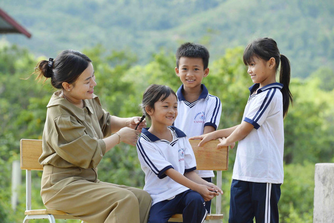 Niềm vui của cô và trò Trường Tiểu học xã Canh Liên- Điểm trường làng Chồm, huyện Vân Canh. Ảnh: Minh Đức – TTXVN Cô giáo trẻ Nguyễn Thị Châu Sa với hành trình gieo chữ trên cổng trời Canh Liên (Bình Định) ảnh 8
