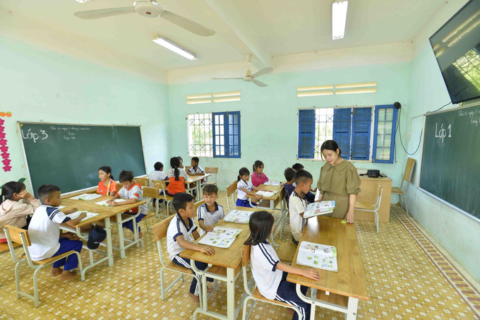 Cô giáo trẻ Nguyễn Thị Châu Sa trong giờ lên lớp. Ảnh: Minh Đức – TTXVN Cô giáo trẻ Nguyễn Thị Châu Sa với hành trình gieo chữ trên cổng trời Canh Liên (Bình Định) ảnh 6