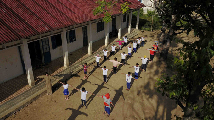 Học sinh Điểm trường làng Chồm, huyện Vân Canh trong giờ tập thể dục. Ảnh: Minh Đức – TTXVN Cô giáo trẻ Nguyễn Thị Châu Sa với hành trình gieo chữ trên cổng trời Canh Liên (Bình Định) ảnh 10