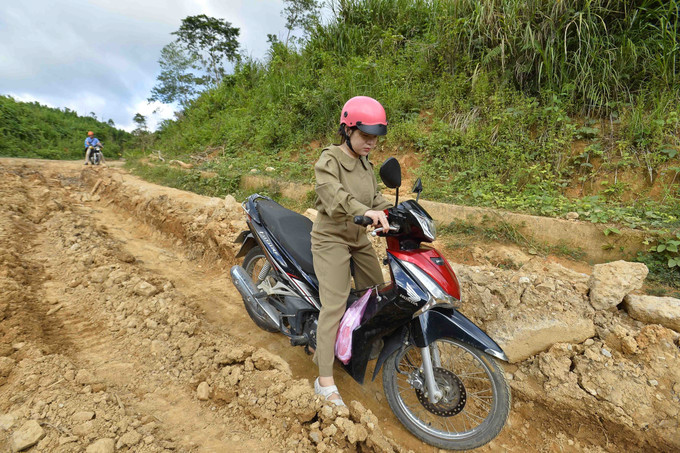Mặc dù điều kiện đi lại còn khó khăn, cuộc sống còn nhiều thiếu thốn, vất vả nhưng cô Sa vẫn đang ngày đêm bám trường, bám lớp “gieo” từng con chữ cho lớp trẻ Canh Liên hôm nay. Ảnh: Minh Đức – TTXVN Cô giáo trẻ Nguyễn Thị Châu Sa với hành trình gieo chữ trên cổng trời Canh Liên (Bình Định) ảnh 2