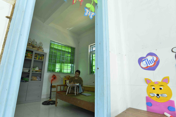 Mặc dù mới có hệ thống điện lưới, nhưng cô Sa phải sống trong cảnh thiếu điện do điều kiện khắc nghiệt nên nhiều thiết bị điện đã bị hư hỏng. Ảnh: Minh Đức – TTXVN Cô giáo trẻ Nguyễn Thị Châu Sa với hành trình gieo chữ trên cổng trời Canh Liên (Bình Định) ảnh 7