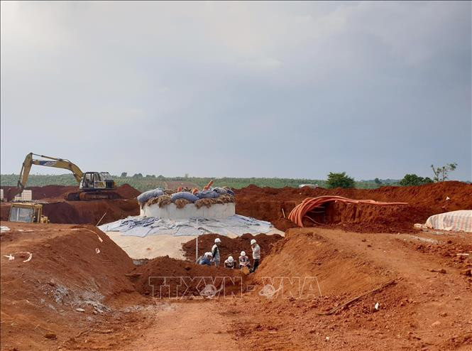 Một trụ điện gió (công suất hơn 3,7MW) đang được triển khai xây dựng tại xã Thuận Hà, huyện Đắk Song, tỉnh Đắk Nông. Ảnh: Ngọc Minh – TTXVN Điện gió Đắk Nông: Chủ đầu tư “chạy nước rút” để hưởng ưu đãi, dân yêu cầu công khai, minh bạch ảnh 1