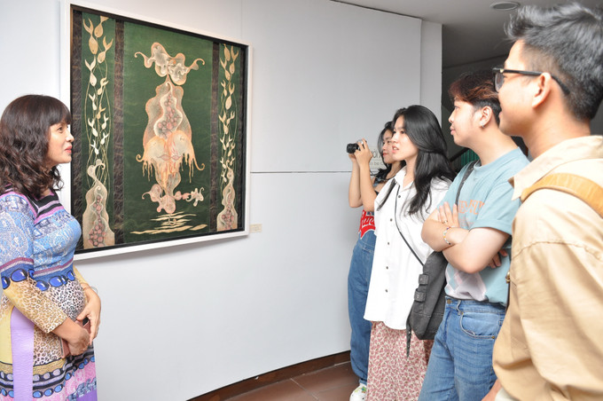 Khách tham quan triển lãm nghệ thuật Trúc chỉ. Ảnh: Trần Lê Lâm – TTXVN Độc đáo Triển lãm Nghệ thuật Trúc chỉ Việt Nam ảnh 2