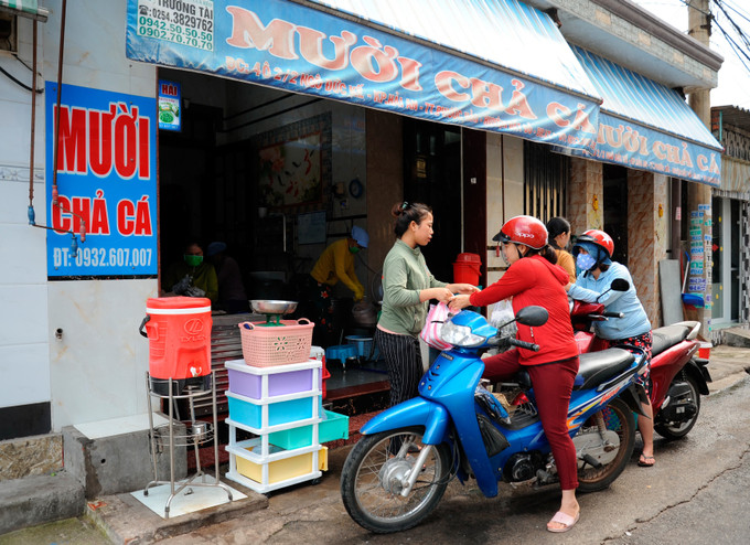 Người tiêu dùng mua chả cá tại cơ sở chả cá Mười ở thị trấn Phước Hải. Ảnh: An Hiếu Chả cá Phước Hải ảnh 3
