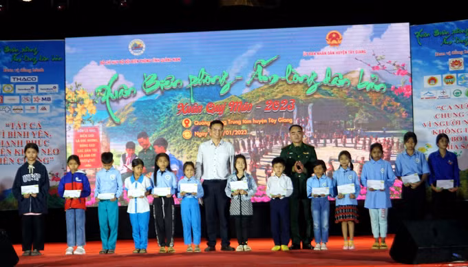 Quảng Nam: Nghĩa tình chương trình “Xuân Biên phòng - Ấm lòng dân bản” ảnh 6