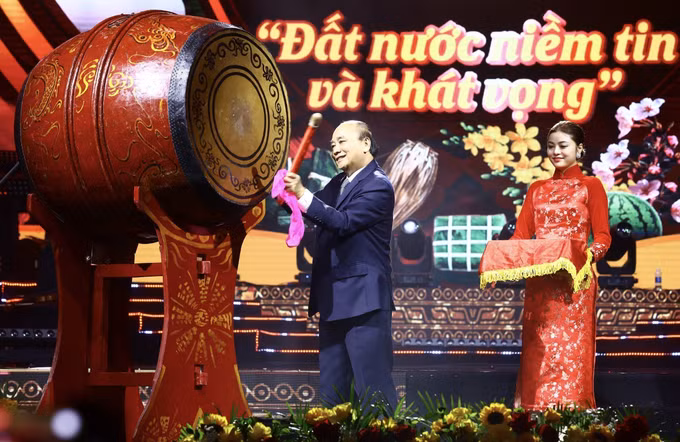 Chủ tịch nước Nguyễn Xuân Phúc dự chương trình nghệ thuật “Xuân Quê hương” 2023 ảnh 1