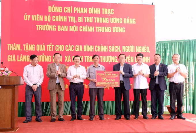 Ủy viên Bộ Chính trị Phan Đình Trạc tặng quà Tết tại Lâm Đồng ảnh 2