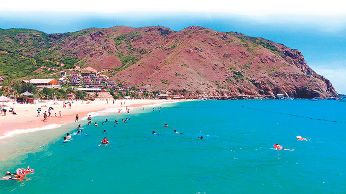 Bãi biển Kỳ Co nằm cách trung tâm thành phố Quy Nhơn (Bình Định) khoảng 25 km, còn khá hoang sơ với những bãi cát trắng mịn, nước biển trong xanh màu ngọc bích. Ảnh: TTXVN Bình Định – Điểm đến du lịch biển ảnh 1