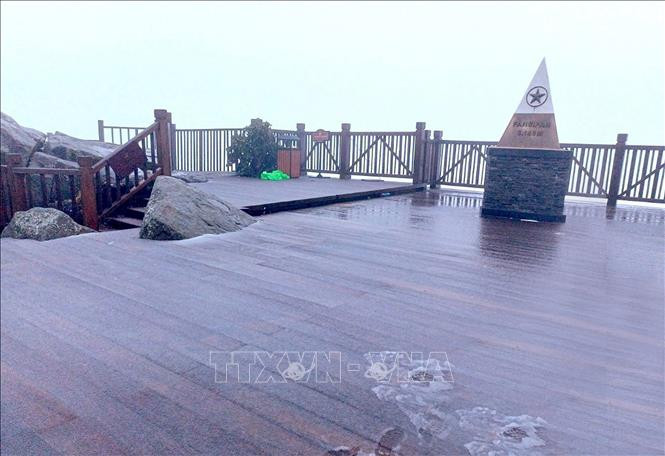 Băng tuyết xuất hiện trên đỉnh Fansipan sáng ngày 6/2. Ảnh: Quốc Khánh – TTXVN Xuất hiện mưa lẫn tuyết trên đỉnh Fansipan tại Sa Pa ảnh 1