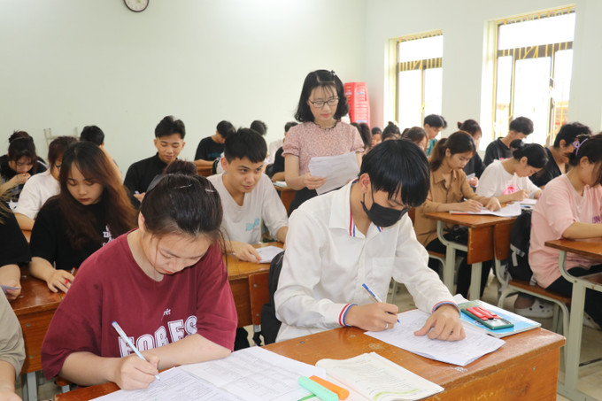 Một tiết ôn tập tiếng Anh của học sinh lớp 12A1 Trường THPT Hoàng Văn Thụ, huyện Lục Yên, tỉnh Yên Bái. Ảnh: Việt Dũng - TTXVN Kỳ thi tốt nghiệp Trung học Phổ thông năm 2023: Linh hoạt các phương án ôn tập cho học sinh ở Yên Bái ảnh 1