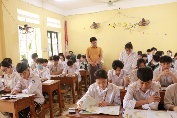 Trường THPT Hồng Quang, huyện Lục Yên đã chỉ đạo các tổ, nhóm chuyên môn và giáo viên bám sát đề minh họa để ôn tập đạt hiệu quả cho học sinh khối 12 của nhà trường. Ảnh: Việt Dũng – TTXVN Kỳ thi tốt nghiệp Trung học Phổ thông năm 2023: Linh hoạt các phương án ôn tập cho học sinh ở Yên Bái ảnh 2
