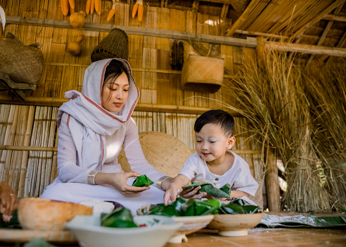 Mẹ con người Chăm cùng làm bánh truyền thống. Ảnh: Inra Jaya Mẹ con người Chăm cùng làm bánh truyền thống ảnh 1