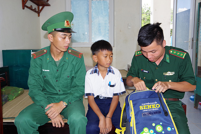 Đồn Biên phòng Phú Mỹ, huyện Giang Thành (Kiên Giang) nhận đỡ đầu 17 em học sinh nghèo, hoàn cảnh khó khăn, trong đó có 9 em là người Campuchia ở khu vực giáp biên. Ảnh: Lê Sen Đồn Biên phòng Phú Mỹ, huyện Giang Thành (Kiên Giang) nhận đỡ đầu 17 em học sinh nghèo, hoàn cảnh khó khăn, trong đó có 9 em là người Campuchia ở khu vực giáp biên. Ảnh: Lê Sen
