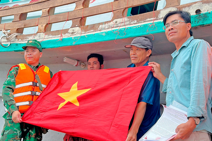 Bộ đội Biên phòng tỉnh Cà Mau luôn là chỗ dựa vững chắc để ngư dân vươn khơi bám biển. Ảnh: Huỳnh Thế Anh Xây chắc “thế trận lòng dân” nơi cực Nam Tổ quốc ảnh 3