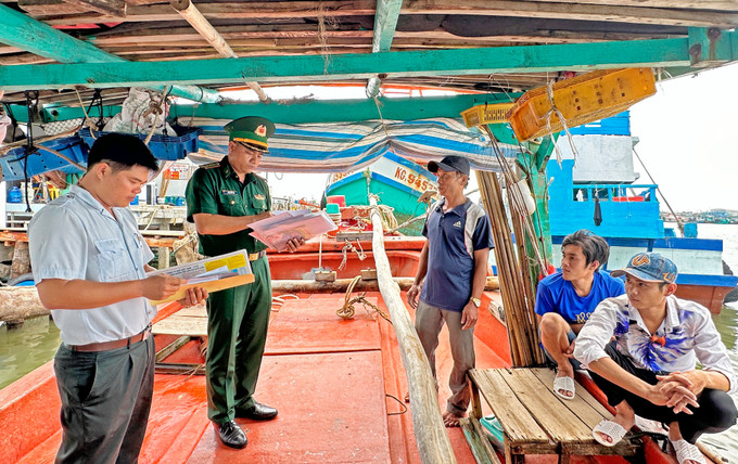 Bộ đội Biên phòng tỉnh Cà Mau tuyên truyền, vận động ngư dân tuân thủ các quy định pháp luật khi ra khơi, đánh bắt trên biển. Ảnh: Huỳnh Thế Anh Xây chắc “thế trận lòng dân” nơi cực Nam Tổ quốc ảnh 2