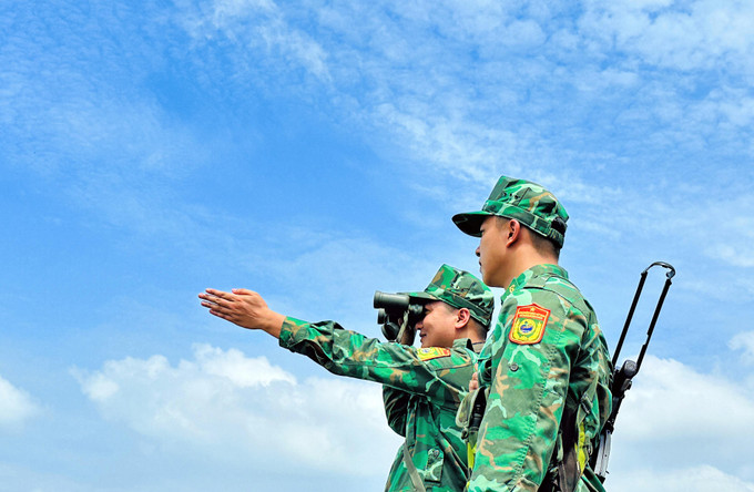 Bộ đội Biên phòng tỉnh Cà Mau luôn xây chắc thế trận lòng dân nơi tiền đồn Tây Nam của Tổ quốc. Ảnh: Huỳnh Thế Anh Xây chắc “thế trận lòng dân” nơi cực Nam Tổ quốc ảnh 1