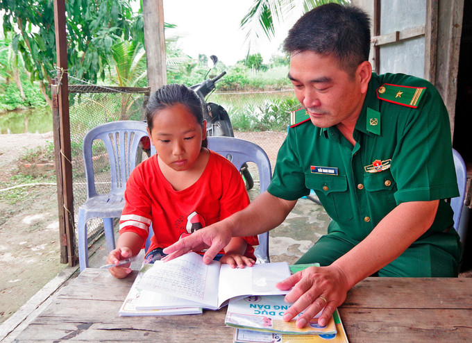 Bằng tình thương và tinh thần trách nhiệm, các “thầy giáo” mang quân hàm xanh luôn sẵn lòng hỗ trợ các em học sinh ở vùng sâu, vùng xa, vùng hải đảo Cà Mau tiếp tục giấc mơ học tập. Ảnh: Huỳnh Thế Anh Xây chắc “thế trận lòng dân” nơi cực Nam Tổ quốc ảnh 5