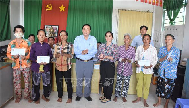 Phó Chủ tịch Ủy ban Mặt trận Tổ quốc Việt Nam tỉnh Sóc Trăng Lâm Dũng Liêm trao tiền hỗ trợ đến các hộ dân bị ảnh hưởng. Ảnh: Danh Chanh Đa - TTXVN Sóc Trăng: Trao tiền hỗ trợ các hộ dân bị ảnh hưởng do lốc xoáy ảnh 1