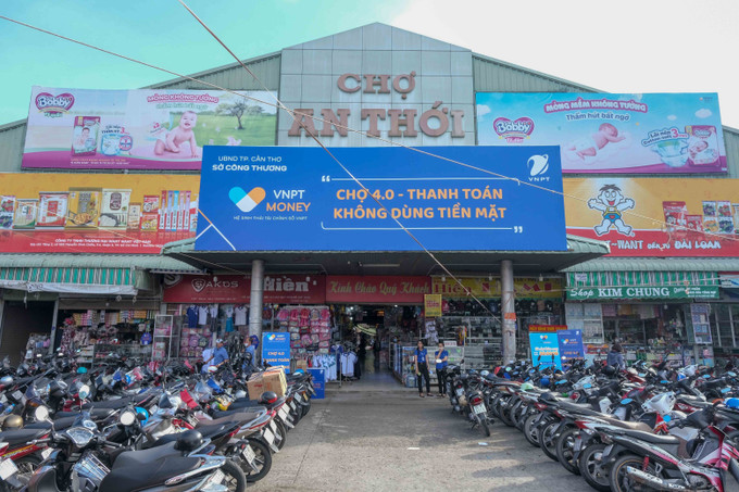 Mô hình “Chợ 4.0 – Thanh toán không dùng tiền mặt “ được Cần Thơ triển khai đầu tiên ở chợ An Thới, quận Bình Thủy. Ảnh: Thanh Liêm – TTXVN Cần Thơ có chợ đầu tiên thanh toán không dùng tiền mặt ảnh 1