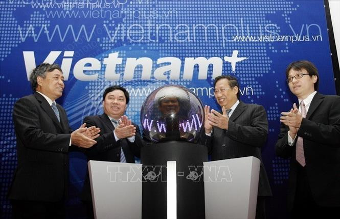 Phó Thủ tướng, Bộ trưởng Ngoại giao Phạm Gia Khiêm cùng đại diện Bộ Thông tin và Truyền thông và lãnh đạo TTXVN thực hiện nghi thức khai trương Báo điện tử VietnamPlus của TTXVN (2008) - một trong những tờ báo điện tử chính thống có lượng công chúng từ nhiều quốc gia nhất truy cập và là báo điện tử đa ngữ lớn nhất (xuất bản bằng 6 thứ tiếng Việt, Anh, Trung, Pháp, Tây Ban Nha và Nga) ở Việt Nam hiện nay, là tờ báo đi tiên phong trong việc áp dụng các công nghệ truyền thông mới. Ảnh: Tùng Lâm - TTXVN 77 năm Thông tấn xã Việt Nam: Giữ vững vị thế thông tin chủ lưu trong dòng chảy thời cuộc ảnh 6