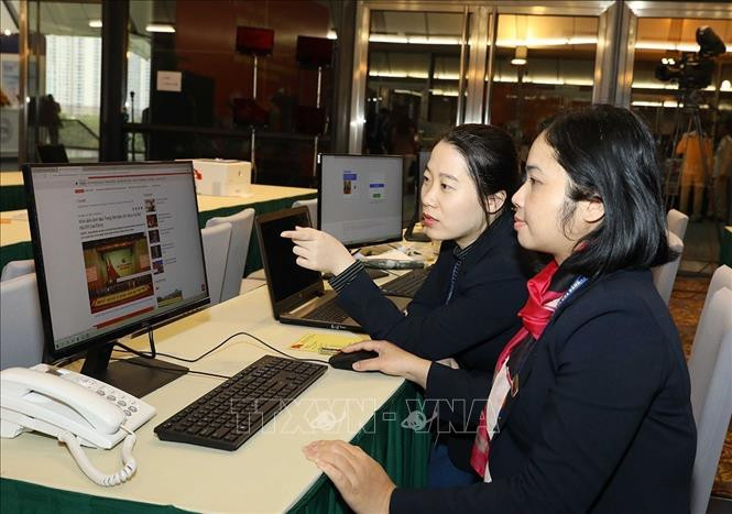 Các đơn vị thông tin nguồn, các đơn vị báo chí xuất bản của TTXVN đã đổi mới mạnh mẽ nội dung và hình thức thông tin, áp dụng nhiều loại hình thông tin mới, đa dạng hóa phương thức thể hiện thông tin đối ngoại, hoàn thành tốt vai trò cơ quan báo chí đối ngoại chủ lực quốc gia. Các biên tập viên Ban biên tập tin Đối ngoại TTXVN làm việc tại Trung tâm báo chí Đại hội XIII của Đảng. Ảnh: TTXVN 77 năm Thông tấn xã Việt Nam: Giữ vững vị thế thông tin chủ lưu trong dòng chảy thời cuộc ảnh 2