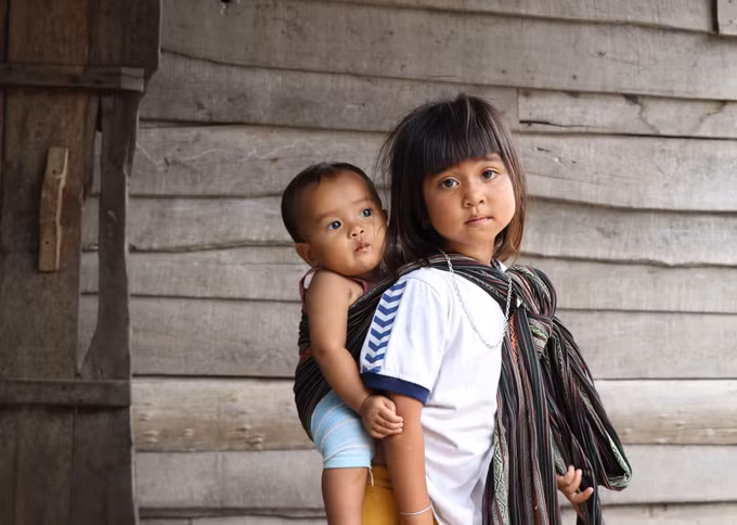 Những ánh mắt ngây thơ của trẻ em khu vực dân cư tự phát Suối Cạn, xã Ia Sol, huyện Phú Thiện (Gia Lai). Ảnh: Hồng Điệp – TTXVN