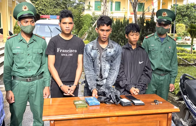 Kon Tum: Bắt 3 đối tượng, thu giữ 2 bánh heroin ở vùng biên ảnh 1