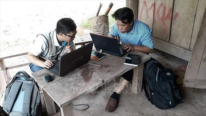 Các đơn vị thông tin nguồn, các đơn vị báo chí xuất bản của TTXVN đã đổi mới mạnh mẽ nội dung và hình thức thông tin, áp dụng nhiều loại hình thông tin mới, đa dạng hóa phương thức thể hiện thông tin đối ngoại, hoàn thành tốt vai trò cơ quan báo chí đối ngoại chủ lực quốc gia.. Trong ảnh: Nhóm phóng viên Cơ quan thường trú tại Điện Biên tác nghiệp trong trận lũ tại thành phố Điện Biên Phủ năm 2019. Ảnh: Trịnh Xuân Tư – TTXVN 77 năm Thông tấn xã Việt Nam: Giữ vững vị thế thông tin chủ lưu trong dòng chảy thời cuộc ảnh 7