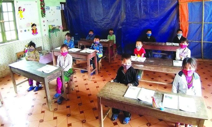 Học sinh lớp 1, Trường phổ thông dân tộc bán trú - tiểu học Khâu Vai, xã Khâu Vai, huyện Mèo Vạc (Hà Giang) trong ngày nhập học đầu tiên sau kỳ nghỉ dài để phòng, chống dịch COVID-19. Ảnh: Nguyễn Chiến Học sinh con em đồng bào dân tộc đi học trở lại ảnh 3