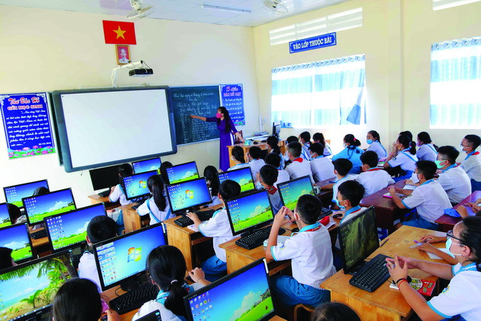 Tiết học tin học của học sinh Trường tiểu học Nguyễn Đình Chiểu ở phường 8, thành phố Cà Mau (Cà Mau) Học sinh con em đồng bào dân tộc đi học trở lại ảnh 4