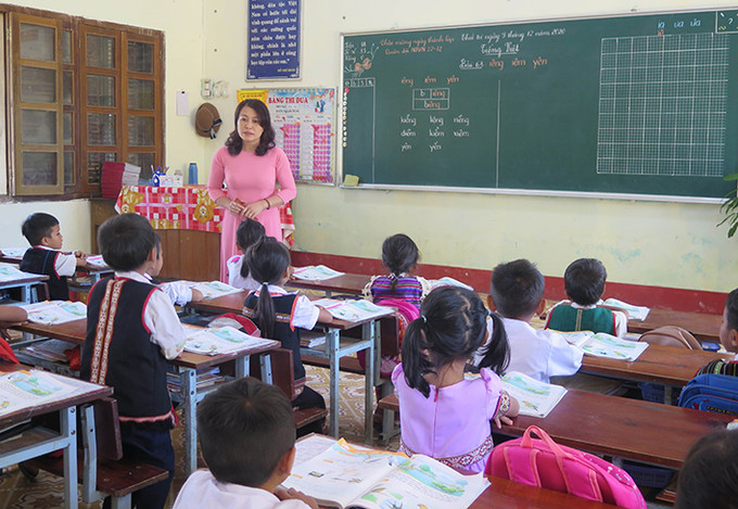 Dạy tiếng Việt cho học sinh lớp 1 tại Trường tiểu học Đặng Trần Côn, thành phố Kon Tum (Kon Tum). Ảnh: Dư Toán Kon Tum quan tâm chất lượng giáo dục học sinh dân tộc thiếu số ảnh 1