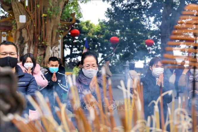 Người dân đi lễ cầu bình an tại chùa Trấn Quốc. Ảnh: Tuấn Đức - TTXVN Tạo chuyển biến văn minh nơi thờ tự tại Hà Nội ảnh 1