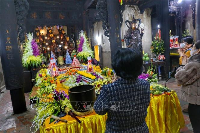 Người dân đi lễ cầu bình an tại chùa Trấn Quốc. Ảnh: Tuấn Đức - TTXVN Tạo chuyển biến văn minh nơi thờ tự tại Hà Nội ảnh 2