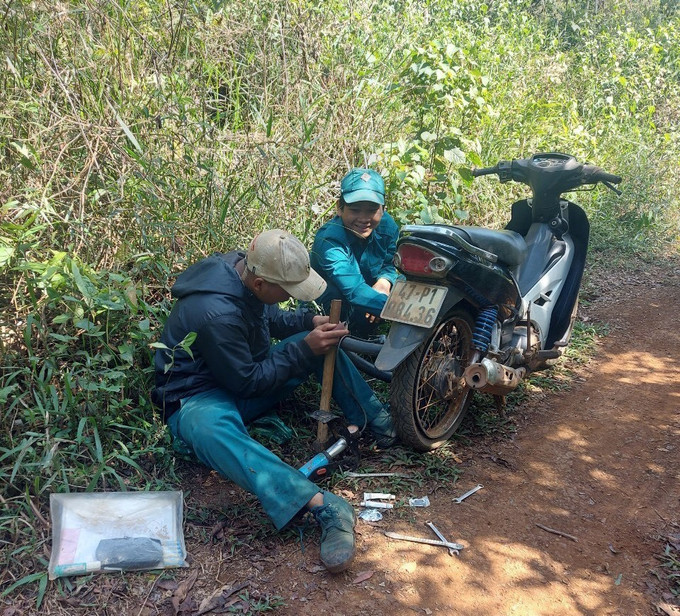 Nhân viên quản lý, bảo vệ rừng mang theo dụng cụ vá lốp lưu động trong quá trình tuần tra, thực hiện nhiệm vụ. Ảnh: TTXVN phát Đắk Nông: Điều tra vụ việc "lâm tặc" cài bẫy đinh, ngăn cản lực lượng quản lý, bảo vệ rừng ảnh 3
