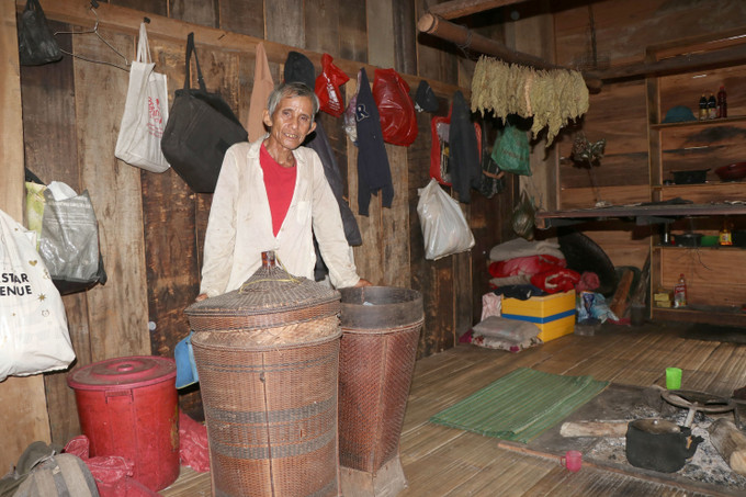 Ông A Vin giới thiệu về căn nhà của gia đình, có thể làm du lịch theo hình thức homestay. Ảnh: Cao Nguyên – TTXVN Vi Rơ Ngheo, làng hoa lan giữa đại ngàn Tây Nguyên ảnh 1
