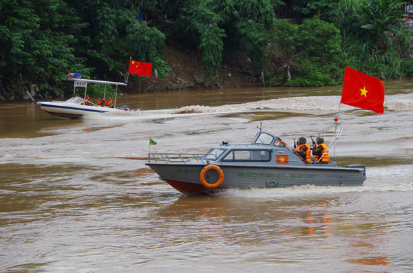 Lực lượng biên phòng tổ chức tuần tra liên hợp trên sông. Ảnh: baolaocai.vn Bộ đội biên phòng Lào Cai tăng cường phối hợp ngăn chặn người nhập cảnh trái phép qua các đường mòn, lối mở ảnh 1